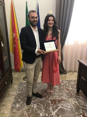 Consegnata targa alla giovane alcamese  Marianna Taormina dal Sindaco Domenico Surdi 